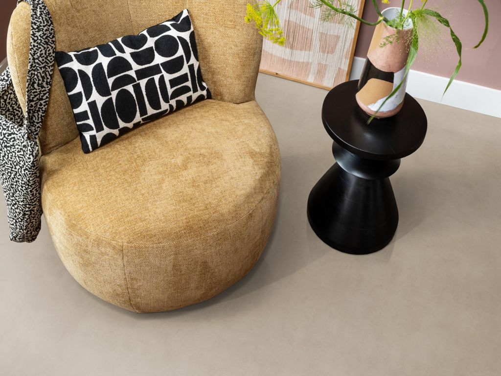 Zandkleurige vloer in modern interieur