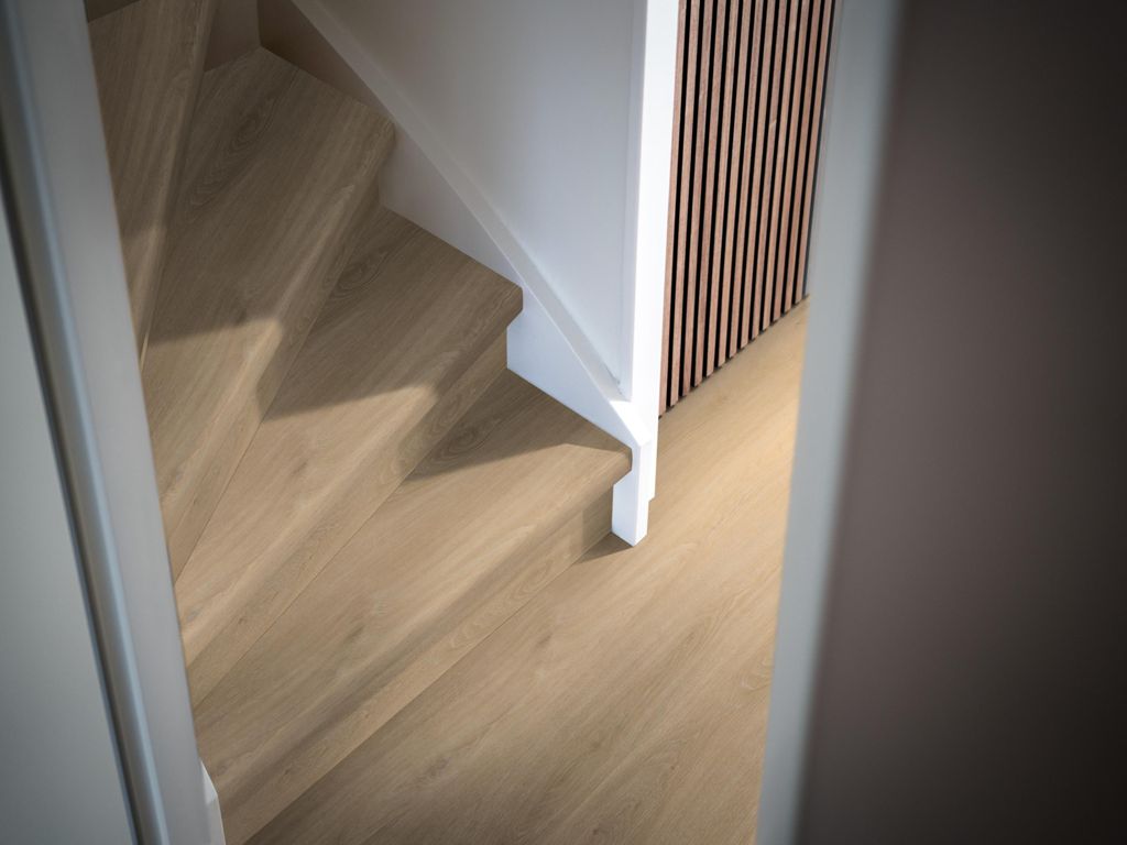 Rechte plankenvloer in warm eiken met trap